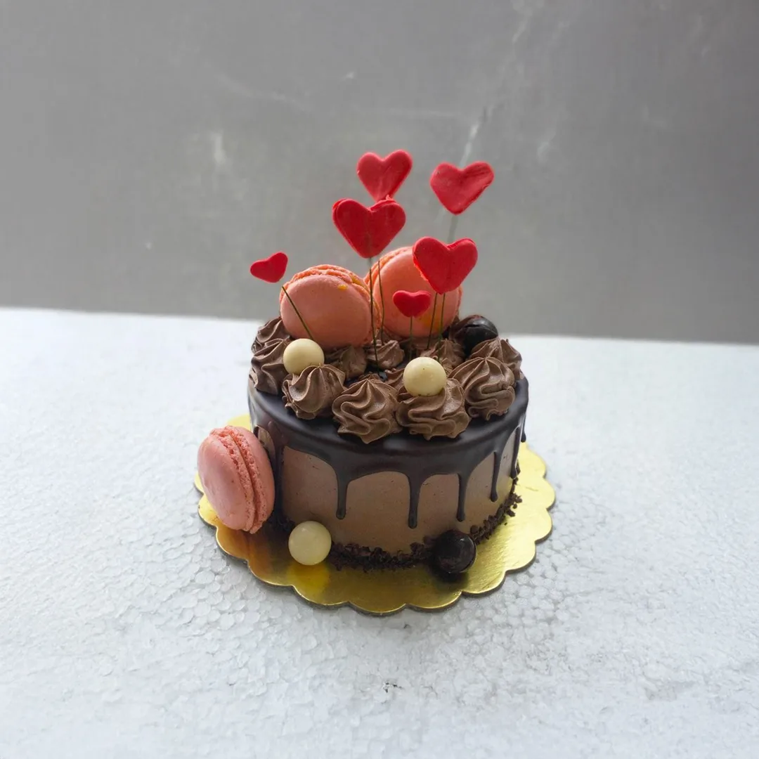 Love in Bloom – Romantic Cake for Wife